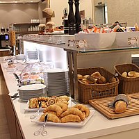 Frühstück Buffet Semmeln und Croissants