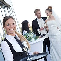Catering Bedienung mit Sekt bei einer Hochzeit