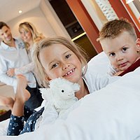 Eltern mit Kindern im Hotelzimmer