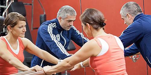 Personen beim trainieren im Fitnessraum