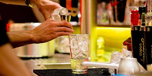 Person beim Cocktail mixen